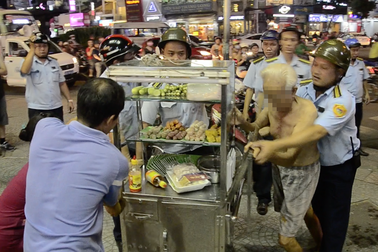 Ông Đoàn Ngọc Hải nói gì về clip “giành giật xe hàng rong với cụ ông 80 tuổi”?