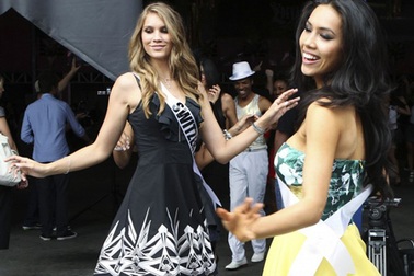 Hoàng My và người đẹp Hoàn vũ vui tươi đi mua sắm