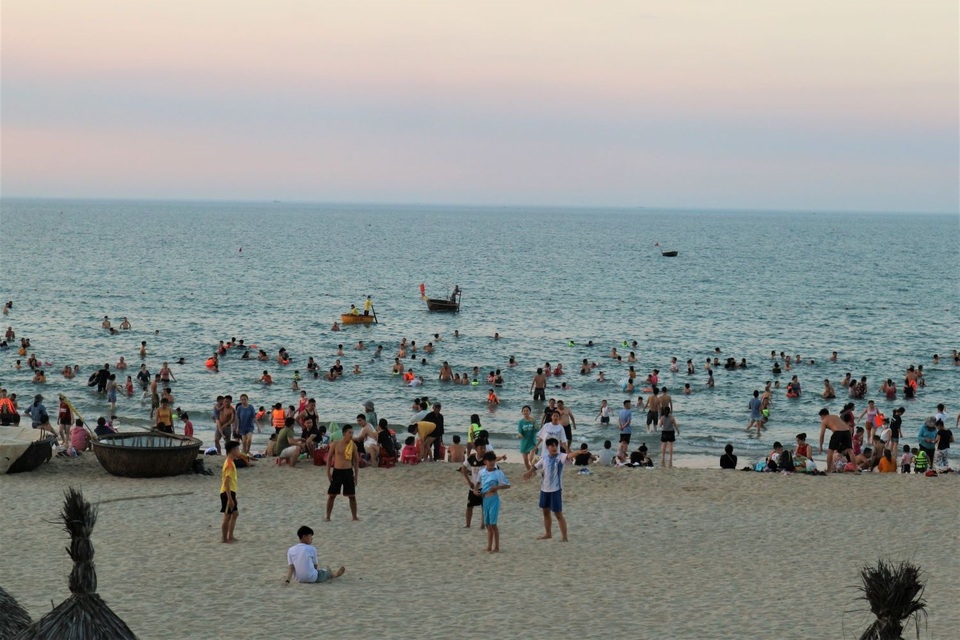 Hàng nghìn người đổ xô tắm biển, lơ là quy tắc 5K phòng chống dịch - 2 Hàng nghìn người đổ xô tắm biển, lơ là quy tắc 5K phòng chống dịch - 2