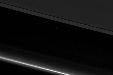 Hình ảnh Trái Đất xuất hiện giữa hai vành đai của sao Thổ