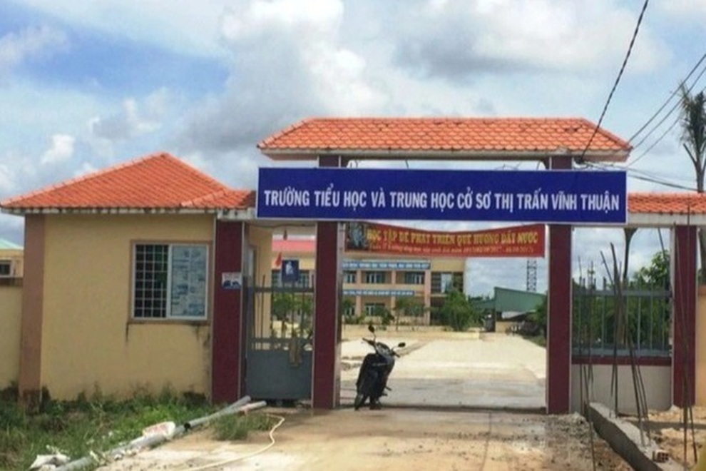 Phục hồi chức vụ với hiệu trưởng không cho mượn trường làm điểm cách ly - 1 Phục hồi chức vụ với hiệu trưởng không cho mượn trường làm điểm cách ly - 1