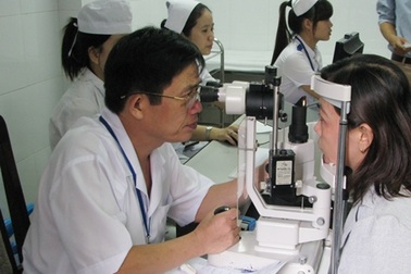 Không nên tự ý mua thuốc đau mắt