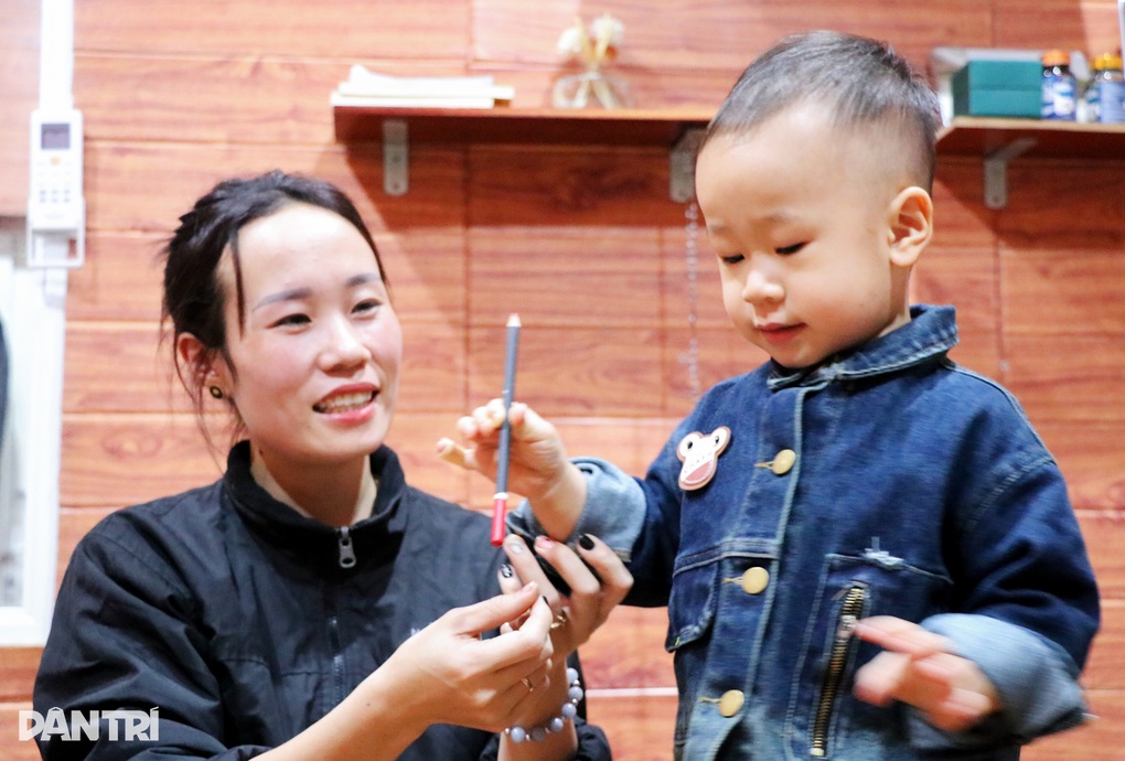 Mẹ ngỡ ngàng khi con vừa bập bẹ đã nói tiếng Anh vanh vách - 4 Mẹ ngỡ ngàng khi con vừa bập bẹ đã nói tiếng Anh vanh vách - 4