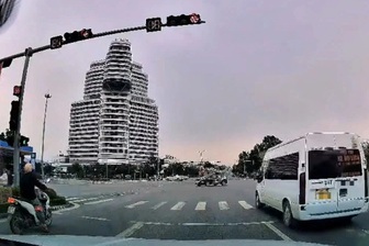 Lái xe khách bị phạt 19 triệu đồng vì vượt đèn đỏ