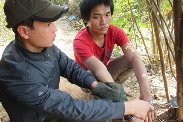 Bắt 2 đối tượng buôn heroin mang lựu đạn, mìn và 3 khẩu súng