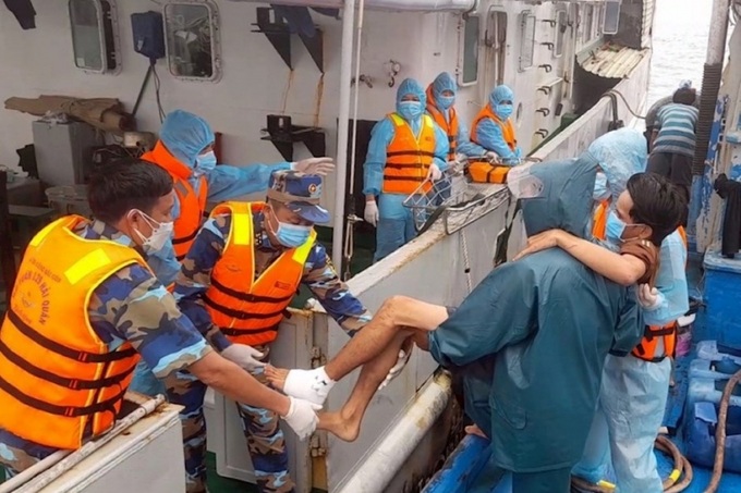 Tàu 743 đón các ngư dân Kiên Giang bị nạn.