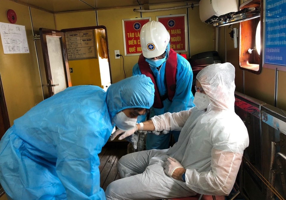 Cứu thợ máy quốc tịch Ukraine nguy kịch trên biển Khánh Hòa - 1 Cứu thợ máy quốc tịch Ukraine nguy kịch trên biển Khánh Hòa - 1