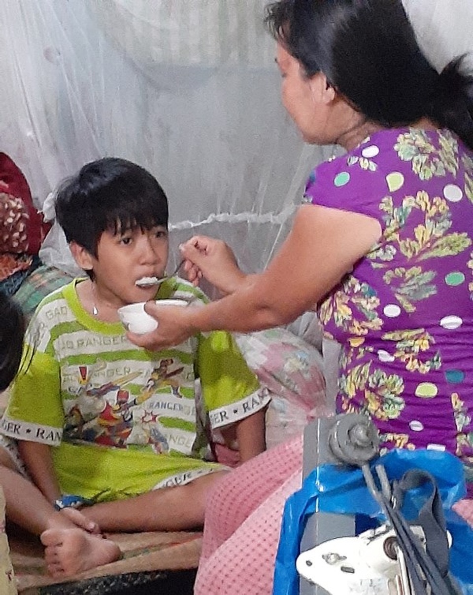 Thương cảnh gia đình bệnh tật sống trong căn nhà như chòi chăn vịt - 4 Thương cảnh gia đình bệnh tật sống trong căn nhà như chòi chăn vịt - 4