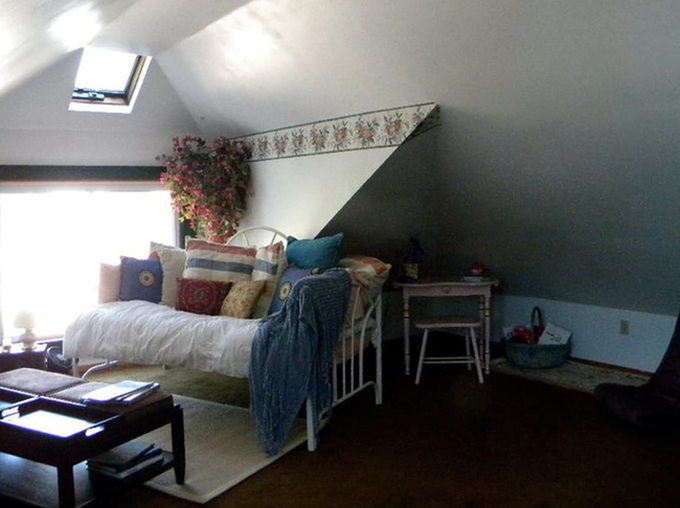 Căn phòng áp mái rộng 74.3m2 ở Massachusetts lộn xộn và tẻ nhạt đẹp bất ngờ sau khi tu sửa - Ảnh 5. Căn phòng áp mái rộng 74.3m2 ở Massachusetts lộn xộn và tẻ nhạt đẹp bất ngờ sau khi tu sửa - Ảnh 5.