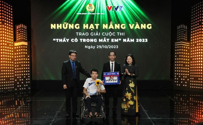 Thứ trưởng Ngô Thị Minh trao giải đặc biệt cho tác giả Nguyễn Minh Kiệt - học sinh Trường THCS Chương Dương (quận Hoàn Kiếm, Hà Nội).