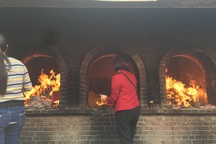 Hàng vạn người chen chân "vay tiền" ở Đền Bà Chúa Kho