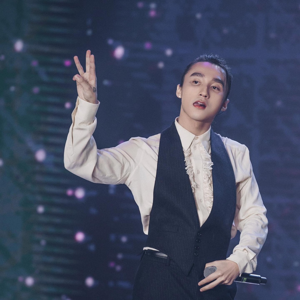 Phía Dương Triệu Vũ nói gì về dòng bình luận chia buồn với Sơn Tùng M-TP? - 2 Phía Dương Triệu Vũ nói gì về dòng bình luận chia buồn với Sơn Tùng M-TP? - 2