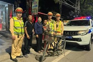 Bé trai đạp xe đi lạc hơn 80km giữa đêm khuya