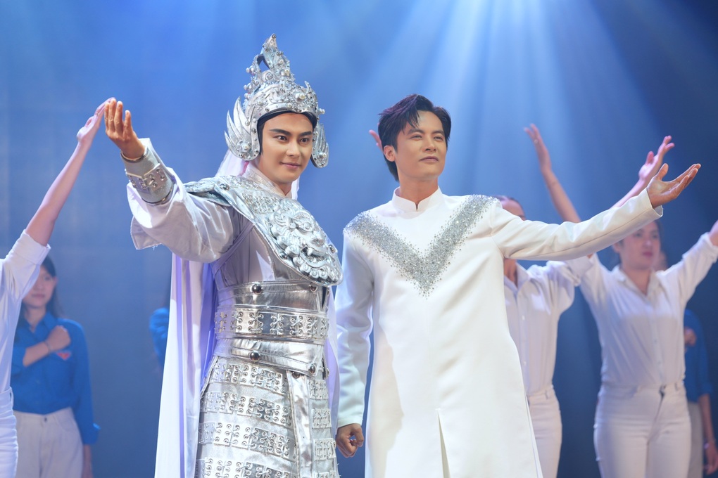 សិល្បករកិត្តិយស លោក Vo Minh Lam និងតារាចម្រៀង Minh Sang នាំយកល្ខោនអូប៉េរ៉ាកំណែទម្រង់ចូលទៅក្នុងការហែក្បួនរបស់យុវជន - ១ NSƯT Võ Minh Lâm, ca sĩ Minh Sang đưa cải lương vào hành khúc tuổi trẻ - 1