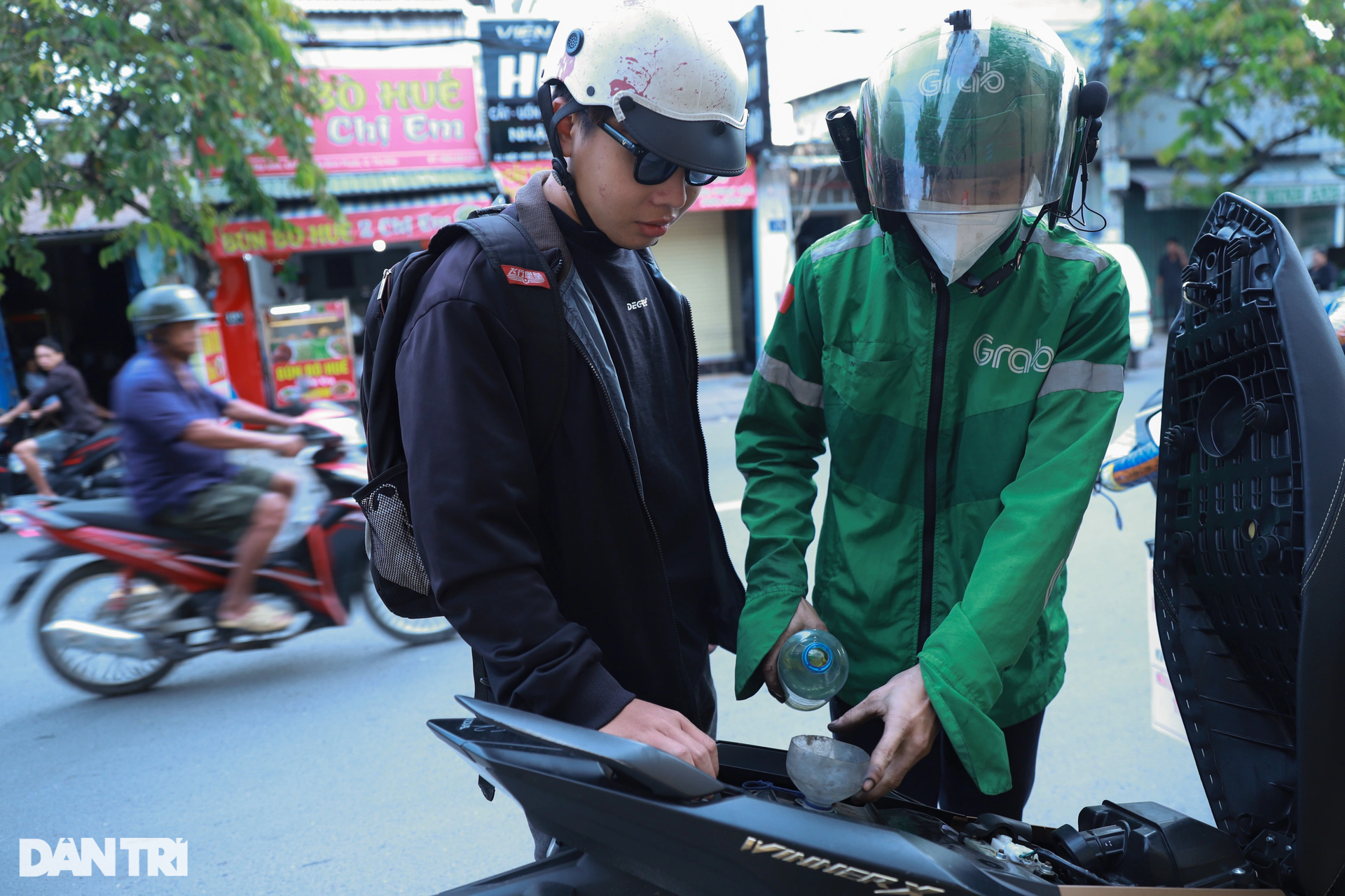 Vợ bầu sắp sinh, anh xe ôm vẫn đều đặn giúp người gặp nạn giữa đêm ở TPHCM - 10