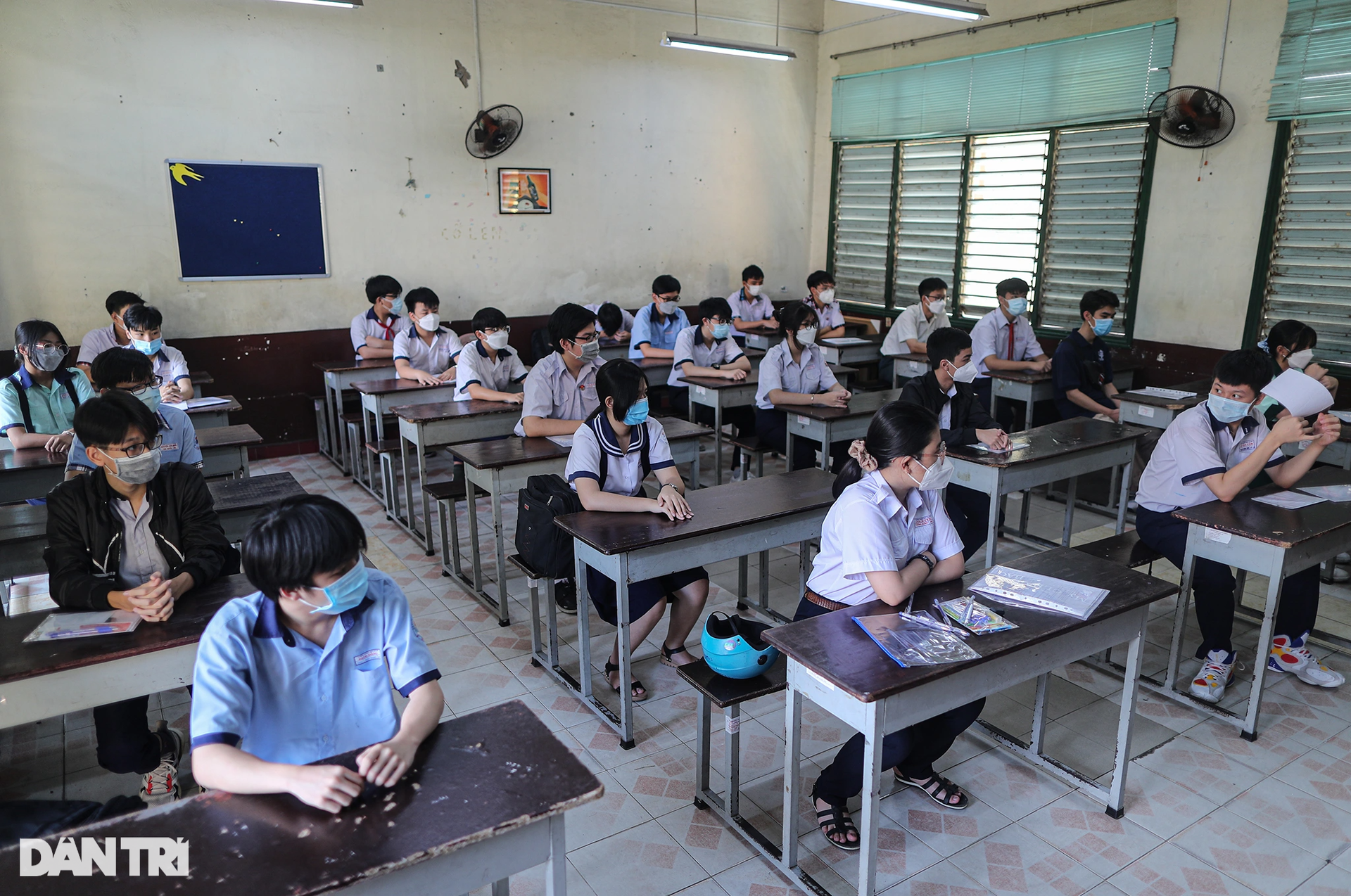 Sĩ tử TPHCM xếp hàng dài chờ làm thủ tục vào kỳ thi lớp 10 năm 2022 - 9 Sĩ tử TPHCM xếp hàng dài chờ làm thủ tục vào kỳ thi lớp 10 năm 2022 - 9