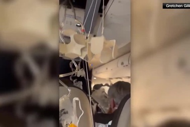 Máy bay chở khách rơi tự do 1.200m trong gần một phút, 2 người bị thương