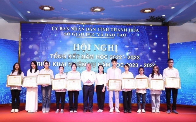 Đại diện Hội Khuyến học tỉnh TH và Quỹ học bổng Nguyễn Chích trao thưởng cho học sinh đạt 29 điểm trở lên ở tổ hợp 3 môn xét điểm đại học.