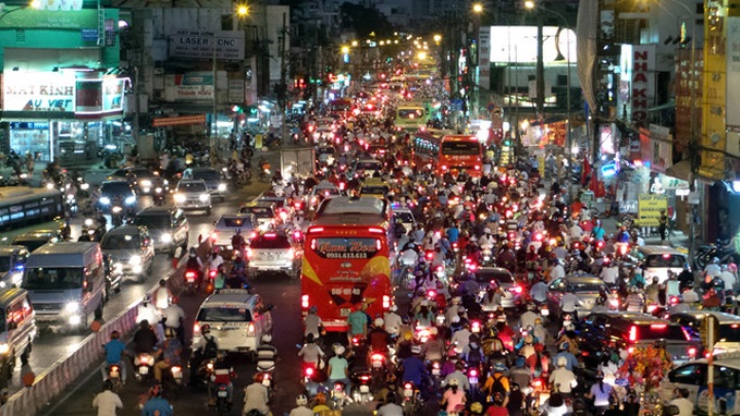 Bến xe kẹt cứng, người dân vật vờ chờ về quê ăn Tết