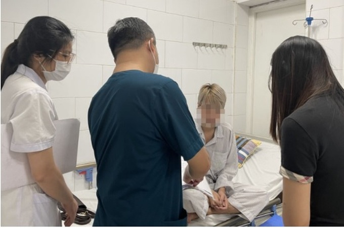 Nam sinh được các bác sĩ chăm sóc điều trị tại Trung tâm chống độc.