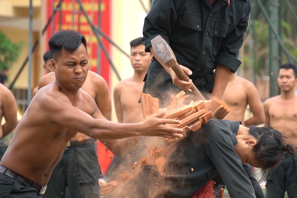 Mãn nhãn với màn biểu diễn khí công điêu luyện của cảnh sát đặc nhiệm - 10 Mãn nhãn với màn biểu diễn khí công điêu luyện của cảnh sát đặc nhiệm - 10