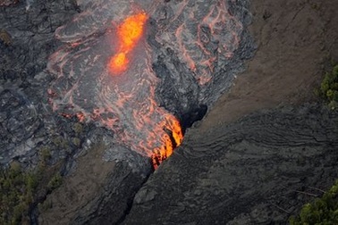 Hãi hùng núi lửa Hawaii phun nham thạch cao 20m