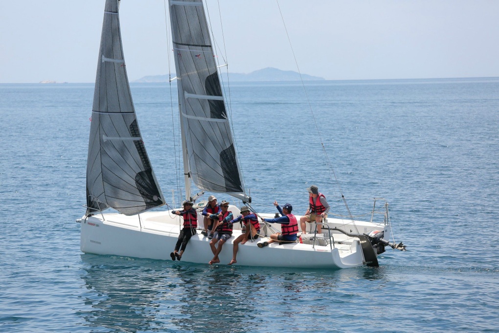 Hấp dẫn màn trình diễn thuyền buồm trên vịnh Nha Trang - 2