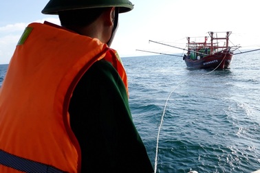 Cứu tàu cá và 9 ngư dân gặp nạn trên biển