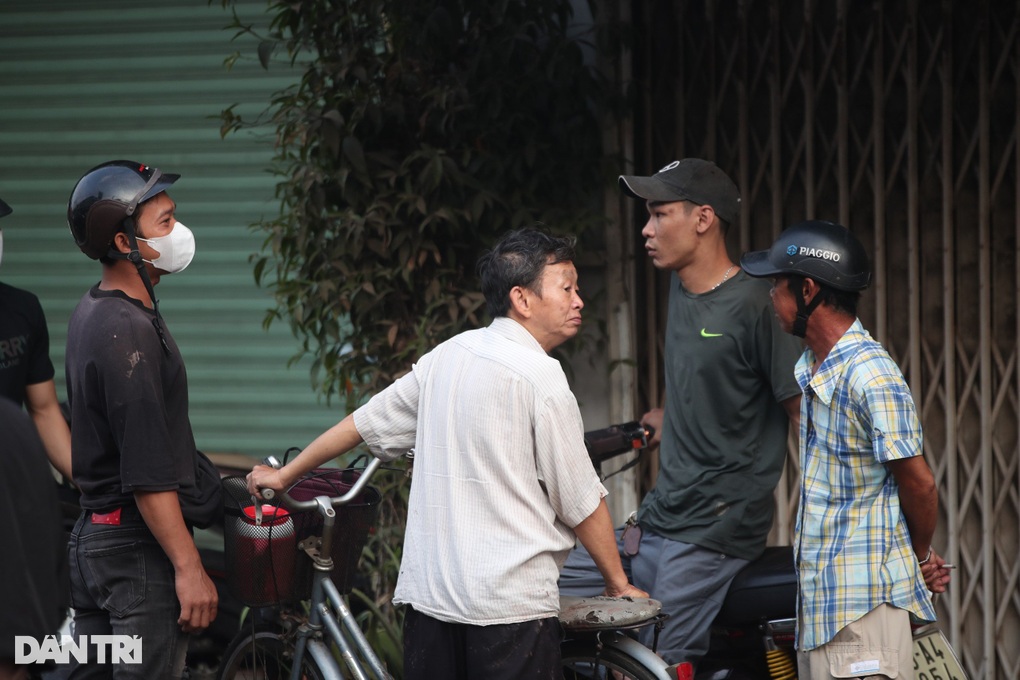 Người dân dừng xe kín đường xem hiện trường vụ cháy ở kênh Tàu Hủ - 5 Người dân dừng xe kín đường xem hiện trường vụ cháy ở kênh Tàu Hủ - 5