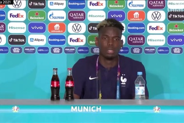 Pogba dẹp chai bia Heineken trên bàn họp báo
