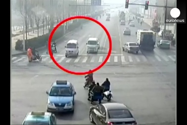 Ô tô đang đi trên đường bỗng bị nhấc bổng, có phải hiện tượng siêu nhiên?