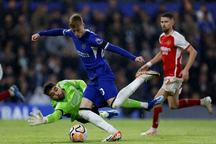 Dẫn trước 2 bàn, Chelsea vẫn đánh rơi chiến thắng trước Arsenal