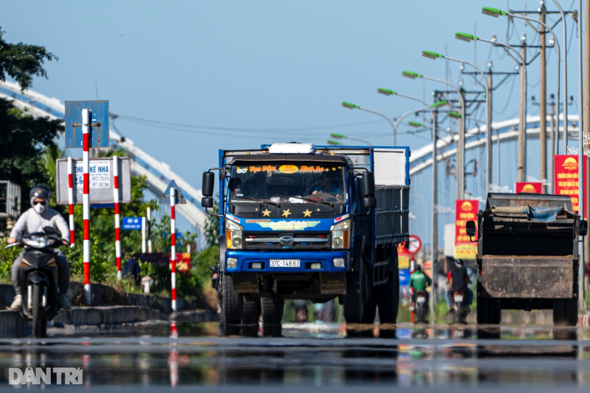 Hà Nội nắng nóng hơn 40 độ C, mặt đường xuất hiện ảo ảnh - 4 Hà Nội nắng nóng hơn 40 độ C, mặt đường xuất hiện ảo ảnh - 4