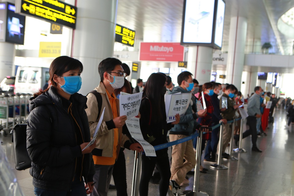 Hành khách, nhân viên đeo khẩu trang kín mít ở sân bay phòng virus corona - 1 Hành khách, nhân viên đeo khẩu trang kín mít ở sân bay phòng virus corona - 1