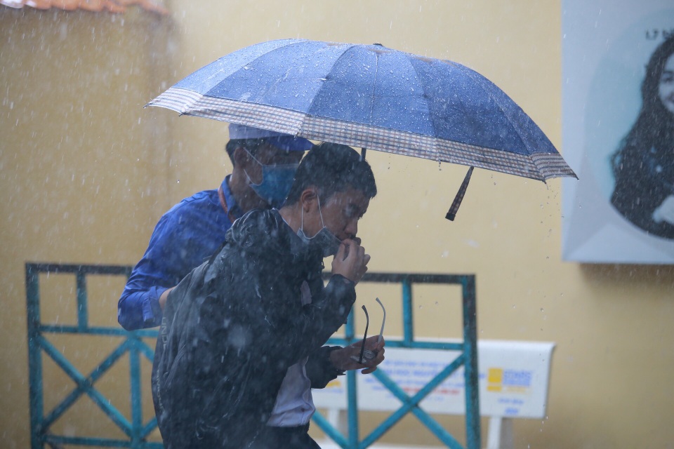 Thí sinh đi thi: Trời có mưa hay lỡ quên bút, đừng lo! - 2