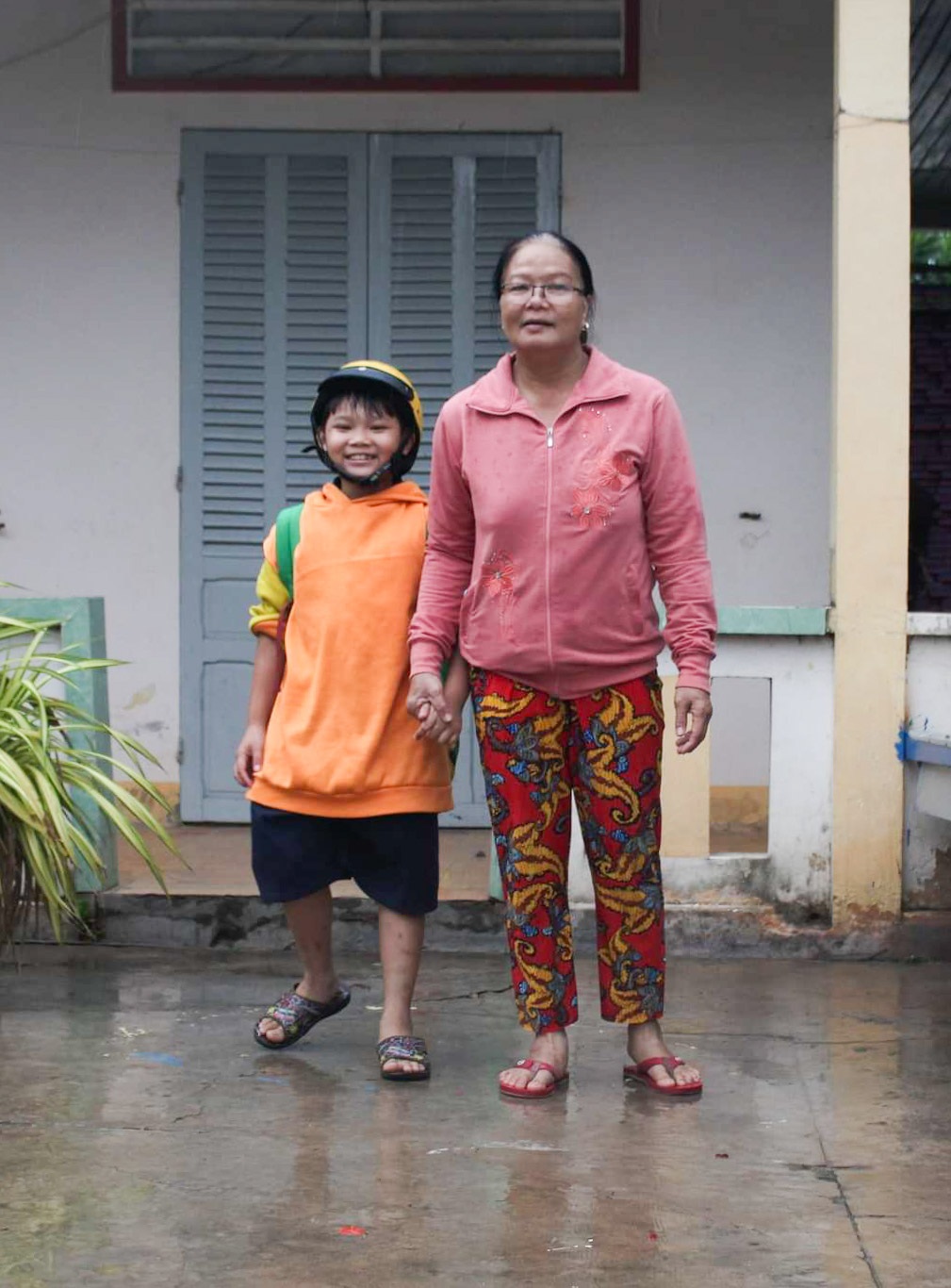 Vợ chết, chồng ôm hũ tro đi biệt tích để 2 đứa trẻ trong nhà trọ khóa trái - 2 Vợ chết, chồng ôm hũ tro đi biệt tích để 2 đứa trẻ trong nhà trọ khóa trái - 2