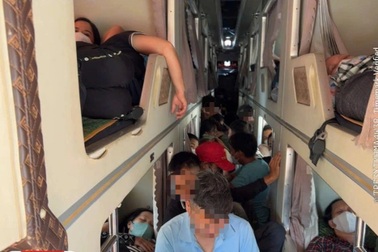 Xe khách "nhồi nhét" bị người dân báo Cục CSGT xử lý