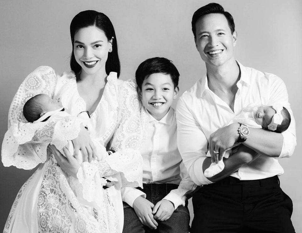 Hồ Ngọc Hà - Kim Lý gây sốt với ảnh bế cặp sinh đôi - 5 Hồ Ngọc Hà - Kim Lý gây sốt với ảnh bế cặp sinh đôi - 5