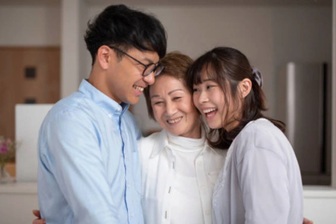 Lén lắp camera, tôi ngã ngửa khi thấy mẹ chồng vui đùa bên một cô gái lạ