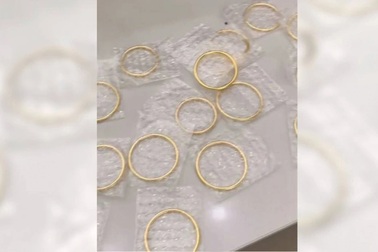 Tưởng nhầm là rác, nữ nhân viên vứt chiếc hộp chứa 22 vòng vàng ra lề đường