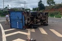 Ô tô con hất văng xe tải giữa ngã tư, một người bị thương