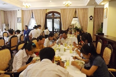 Sĩ tử nghèo được khách sạn 4 sao mời ăn cơm miễn phí