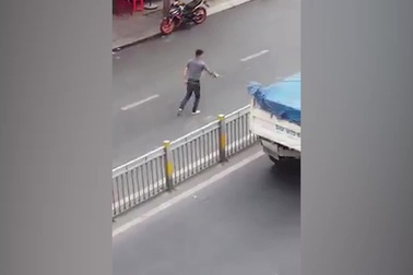 Tài xế cầm kiếm đuổi chém nhau gây náo loạn đường phố