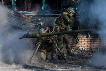 Ukraine cho nổ tung cầu gần Bakhmut, Nga áp sát chảo lửa từ các hướng