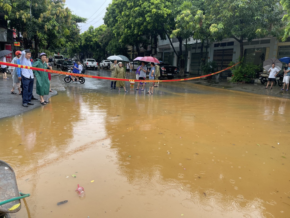 TP Lào Cai nước ngập ngang bụng, người dân bơi phao trên phố - 4 TP Lào Cai nước ngập ngang bụng, người dân bơi phao trên phố - 4