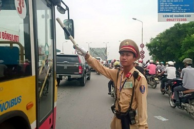 Bị chồng bạo hành, người phụ nữ lên cầu Chương Dương tự tử