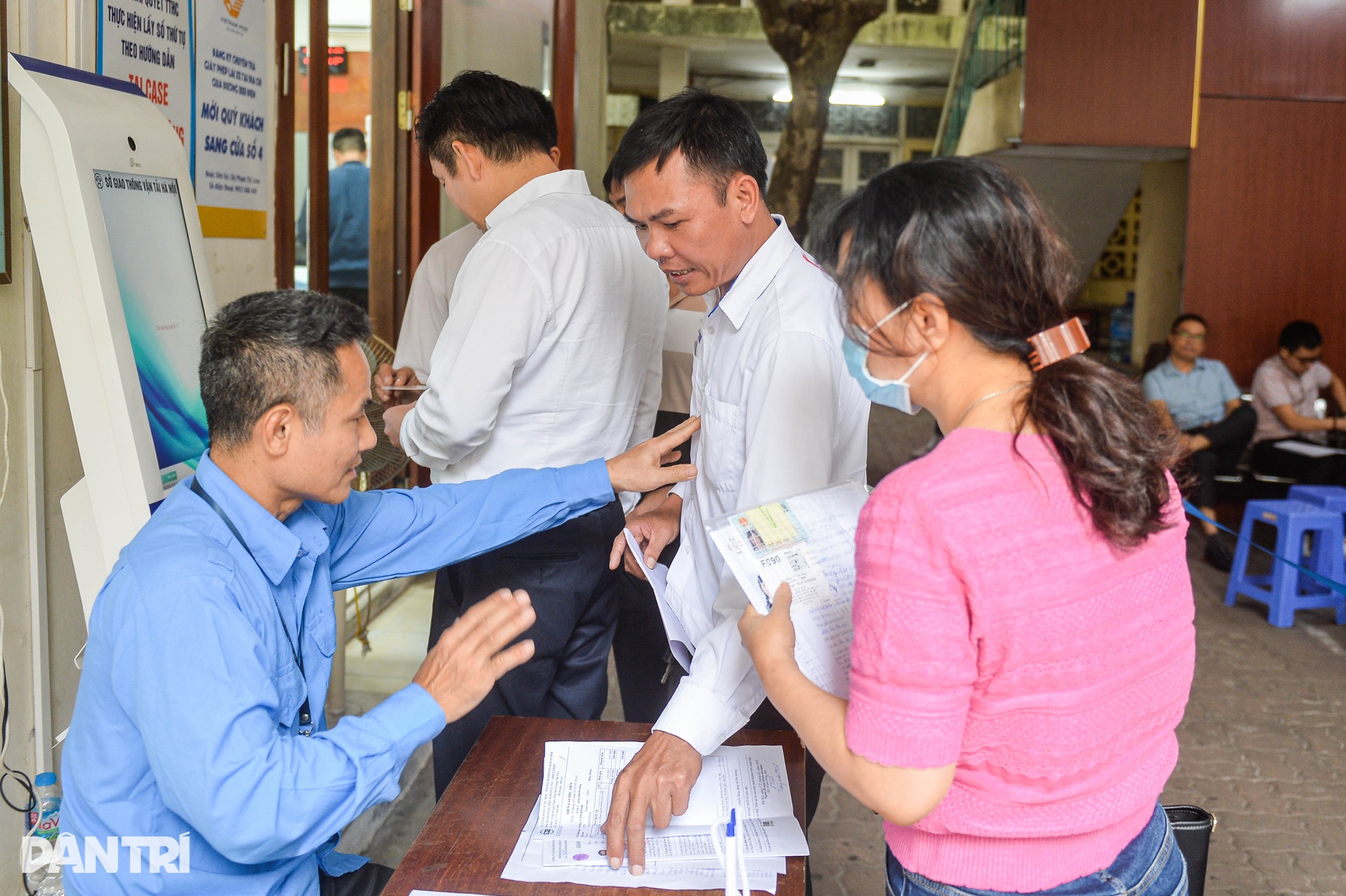 Hà Nội: Người dân xếp hàng rồng rắn đổi giấy phép lái xe - 8 Hà Nội: Người dân xếp hàng rồng rắn đổi giấy phép lái xe - 8