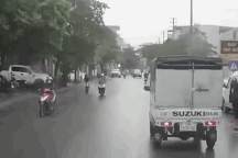 Xe máy sang đường kiểu tự sát, suýt gây họa cho hai ô tô