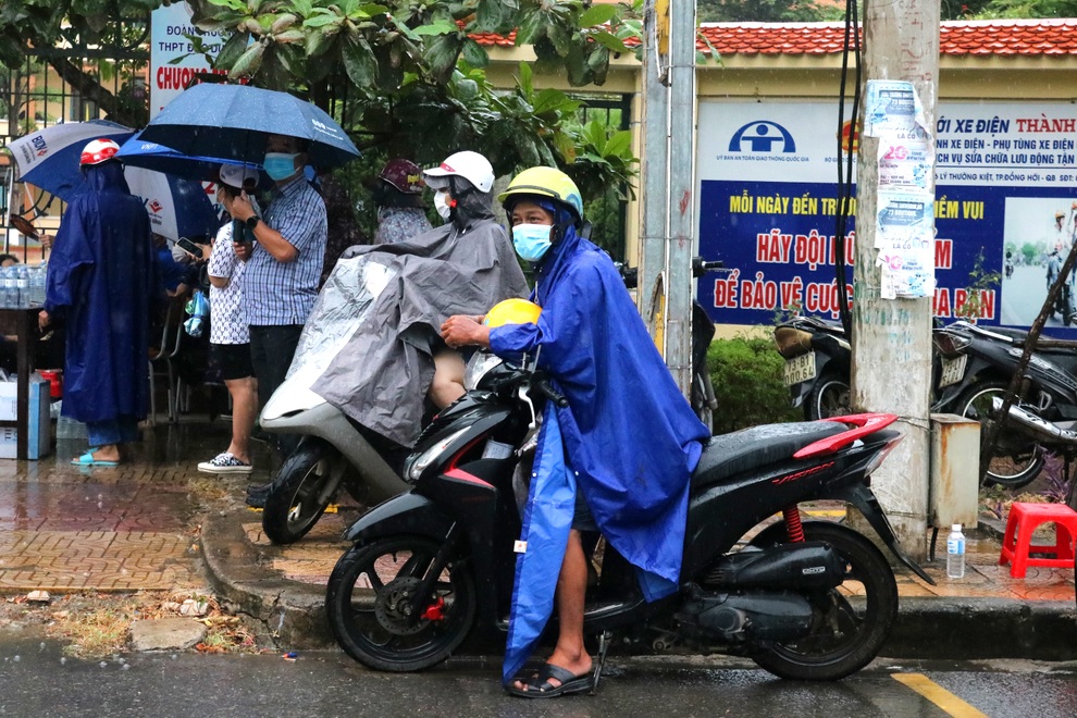 Quảng Bình: Phụ huynh kiên nhẫn đội mưa ngóng con thi tốt nghiệp - 4 Quảng Bình: Phụ huynh kiên nhẫn đội mưa ngóng con thi tốt nghiệp - 4