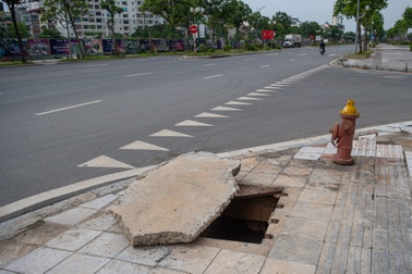 Hạ tầng xuống cấp trên tuyến đường mới ở quận Long Biên